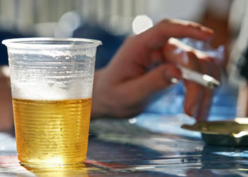 Consumo abusivo de álcool pelas mulheres quase dobra em 17 anos no Brasil