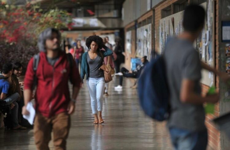 Universidades atuais produzem ‘cérebros muito esquisitos’ e sofrem aparelhamento ideológico, diz Rafael Nogueira