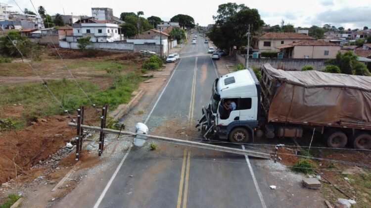 Acidentes Fatais com Redes Elétricas: Motoristas e Pedestres Vítimas de Instalações Inseguras