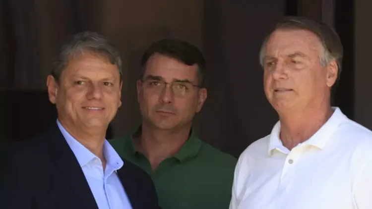 Tarcísio de Freitas Declara Apoio a Flávio Bolsonaro na Corrida Presidencial de 2026