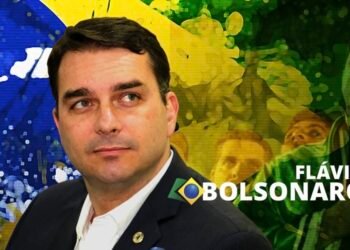 Flávio Bolsonaro Surge como Herdeiro Político de Jair em Meio a Crise no Centrão