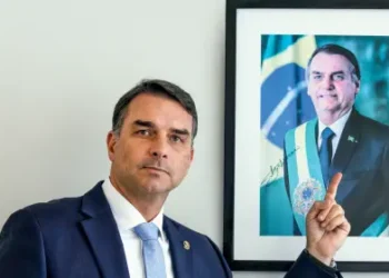 Flávio Bolsonaro Mostra Crescimento Contínuo nas Pesquisas Presidenciais