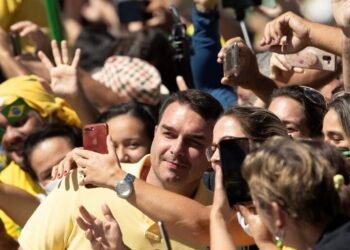 Jovens Impulsionam Flávio Bolsonaro em Corrida Eleitoral para 2026