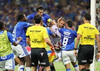 Final do Mineiro Termina em Pancadaria: 23 Jogadores Expulsos no Clássico