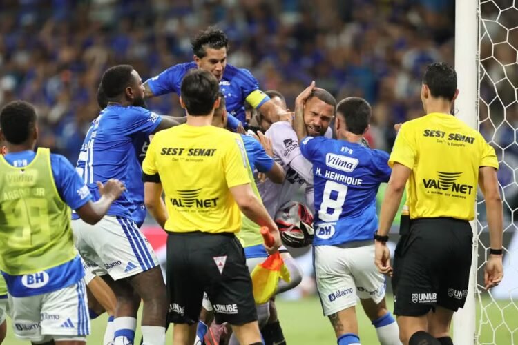 Final do Mineiro Termina em Pancadaria: 23 Jogadores Expulsos no Clássico