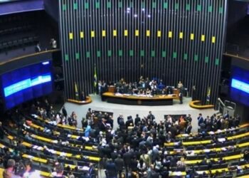 Fim da janela partidária reorganiza forças na Câmara dos Deputados