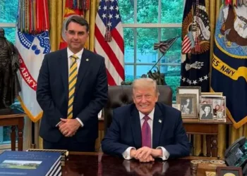 Flávio Bolsonaro se reúne com Donald Trump no Salão Oval da Casa Branca