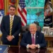 Flávio Bolsonaro se reúne com Donald Trump no Salão Oval da Casa Branca