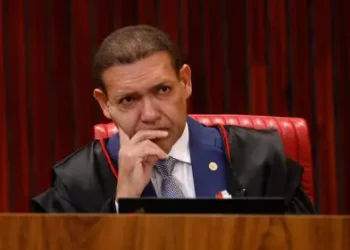 Nunes Marques suspende divulgação de pesquisa AtlasIntel que usou áudio de Flávio Bolsonaro